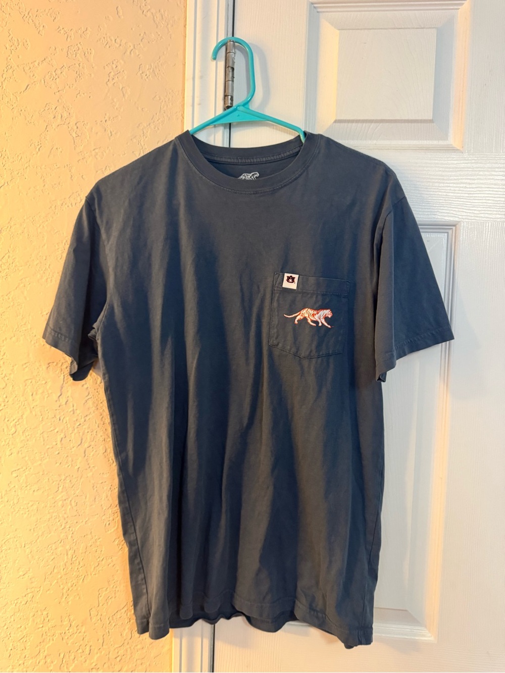 Men’s Short-Sleeve Pocket T-Shirt with Embroidered Auburn Tiger - Navy